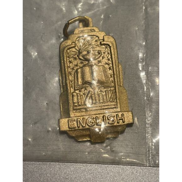 BALFOUR Gold English Pendant Charm School Graduation Achievement Awards NWT - Picture 1 of 3